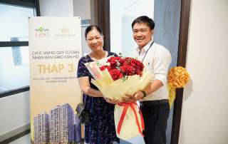 Niềm vui rạng rỡ của gia đình bà Nguyễn Kim Hương và các khách hàng trong ngày chính thức nhận bàn giao căn hộ Victoria Village sau thời gian nỗ lực hoàn thiện của chủ đầu tư Novaland.